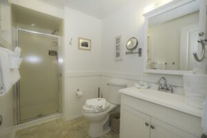 Montauk Soundview - One Bedroom Suite - Midship- Pic 6